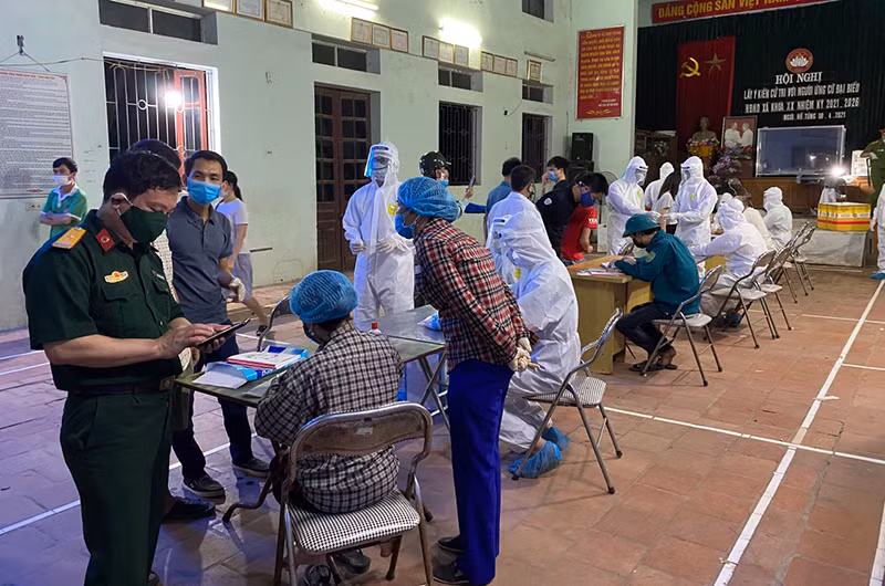 Cơ quan chức năng lấy mẫu xét nghiệm cho người dân huyện Thuận Thành (Bắc Ninh).