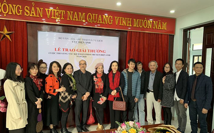 Các tác giả đoạt giải năm 2020 chụp ảnh lưu niệm cùng lãnh đạo Cục Điện ảnh. Ảnh: Cục Điện ảnh