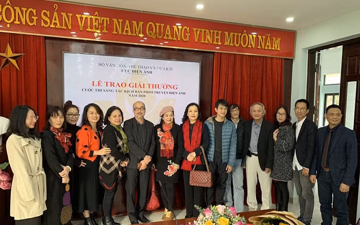 Các tác giả đoạt giải năm 2020 chụp ảnh lưu niệm cùng lãnh đạo Cục Điện ảnh. Ảnh: Cục Điện ảnh