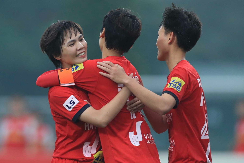 Các cầu thủ Hà Nội Watabe ăn mừng bàn thắng. (Ảnh: VFF) Hà Nội Watabe thắng đậm đà 4 - 1 Thái Nguyên T&T -0