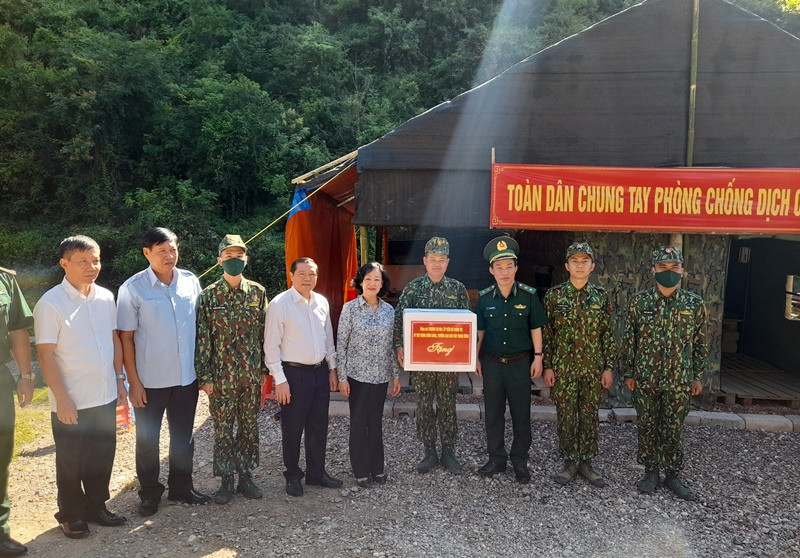 Đồng chí Trương Thị Mai, Trưởng Ban Dân vận T.Ư tặng quà cán bộ, chiến sĩ chốt phòng, chống dịch Covid-19 ở xóm Cốc Pàng, thị trấn Trà Lĩnh, huyện Trùng Khánh (Cao Bằng).