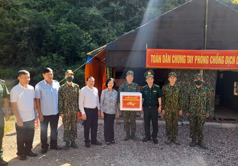 Đồng chí Trương Thị Mai, Trưởng Ban Dân vận T.Ư tặng quà cán bộ, chiến sĩ chốt phòng, chống dịch Covid-19 ở xóm Cốc Pàng, thị trấn Trà Lĩnh, huyện Trùng Khánh (Cao Bằng).