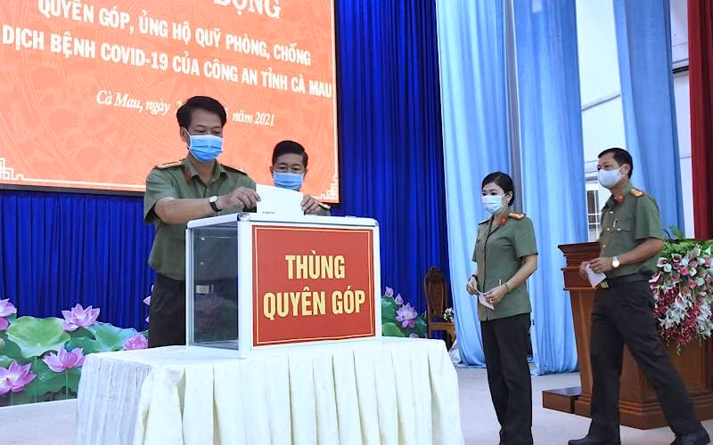 Công an Cà Mau góp tiền ủng hộ quỹ vaccine vào sáng 26/6.