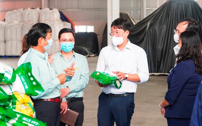 Bí thư Tỉnh ủy Đồng Tháp Lê Quốc Phong cùng đoàn công tác khảo sát thực tế hoạt động của Công ty TNHH Lúa gạo Việt Nam (Vinarice) tại xã Trường Xuân, Tháp Mười.