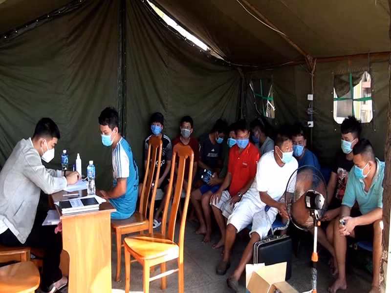 Đưa 13 ngư dân trên tàu cá bị cháy trên biển vào bờ an toàn -0