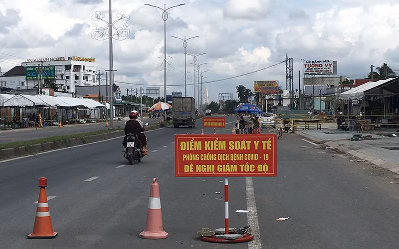 Tỉnh Bến Tre duy trì chốt kiểm soát tại cầu Rạch Miễu để phòng, chống dịch Covid-19.
