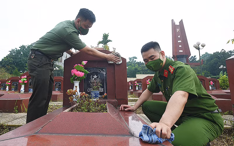 Cán bộ, chiến sĩ trẻ lực lượng công an Thủ đô thắp hương, chỉnh trang mộ liệt sĩ trong khuôn khổ Chiến dịch.