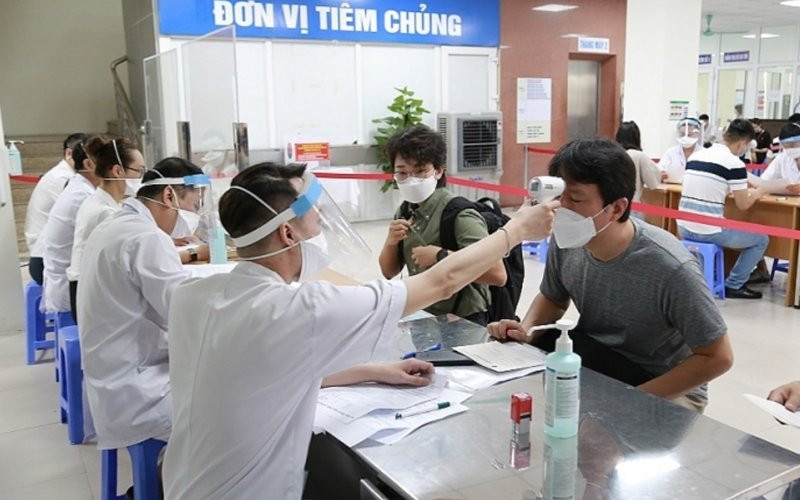 Nhân viên tại cơ quan ngoại giao được khám sàng lọc trước tiêm chủng tại buổi tiêm ngày 10/6 (Ảnh: BV Phổi T.Ư) Tiêm chủng vaccine Covid-19: Không phân biệt người Việt Nam hay nước ngoài -0