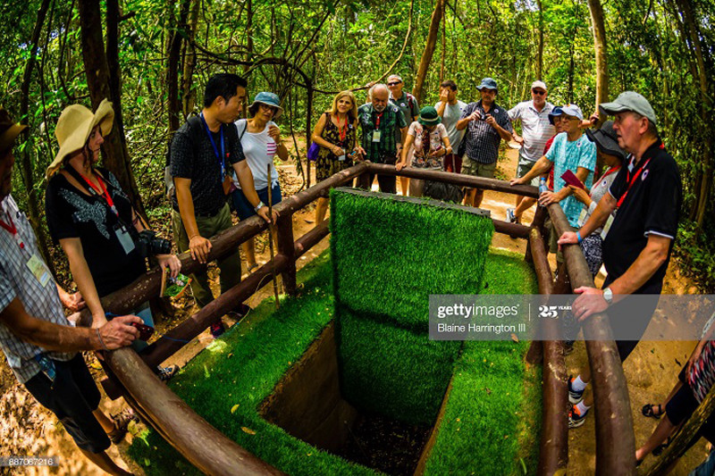 Du khách nước ngoài tới thăm di tích Địa đạo Củ chi (Ảnh: GettyImages) Du lịch tưởng niệm: loại hình nhiều tiềm năng -0