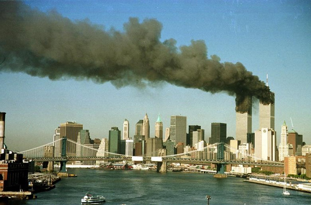 Cách đây đúng 20 năm, ngày 11/9/2001, 19 tên khủng bố của nhóm Al Qaeda đã khống chế bốn máy bay thương mại của hai hãng hàng không United Airlines và American Airlines để tấn công các biểu tượng của nước Mỹ, khiến gần 3.000 người đã thiệt mạng. Đây là cuộc tấn công khủng bố chưa từng có trong lịch sử, làm cả thế giới rúng động. (Ảnh: Reuters) Nước Mỹ tưởng niệm các nạn nhân của vụ khủng bố bi thảm nhất trong lịch sử -0