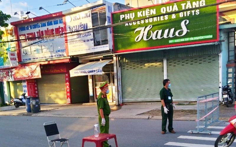 Chốt chặn, kiểm soát người ra vào tại phường Tân Đông Hiệp, thành phố Dĩ An, tỉnh Bình Dương. Bình Dương tăng năng lực điều trị ứng phó ca bệnh gia tăng -0