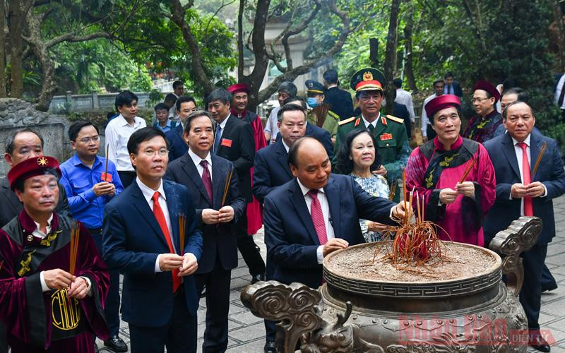 Chủ tịch nước Nguyễn Xuân Phúc và các đồng chí lãnh đạo Đảng, Nhà nước thành kính dâng hương tưởng niệm các Vua Hùng. (Ảnh: DUY LINH)