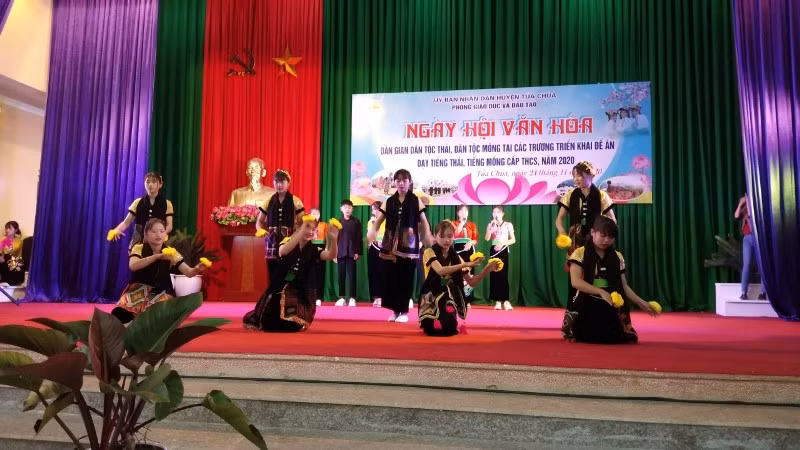 Ngày hội Văn hóa dân gian dân tộc Thái, H’Mông huyện Tủa Chùa -1