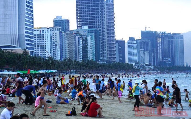 Bãi biển Đà Nẵng chật người dịp cuối tuần, du lịch có hy vọng hồi sinh.(Ảnh: ANH ĐÀO) Bài 1: Du lịch nội địa nóng dịp nghỉ lễ và chào hè -0
