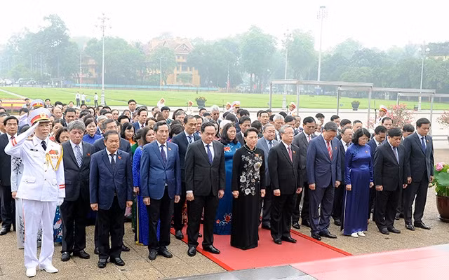 Các đại biểu vào Lăng viếng Chủ tịch Hồ Chí Minh. Ảnh: ÐĂNG KHOA