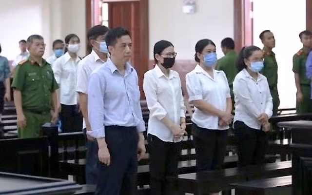 Các bị cáo tại tòa. (Ảnh: H.Y)