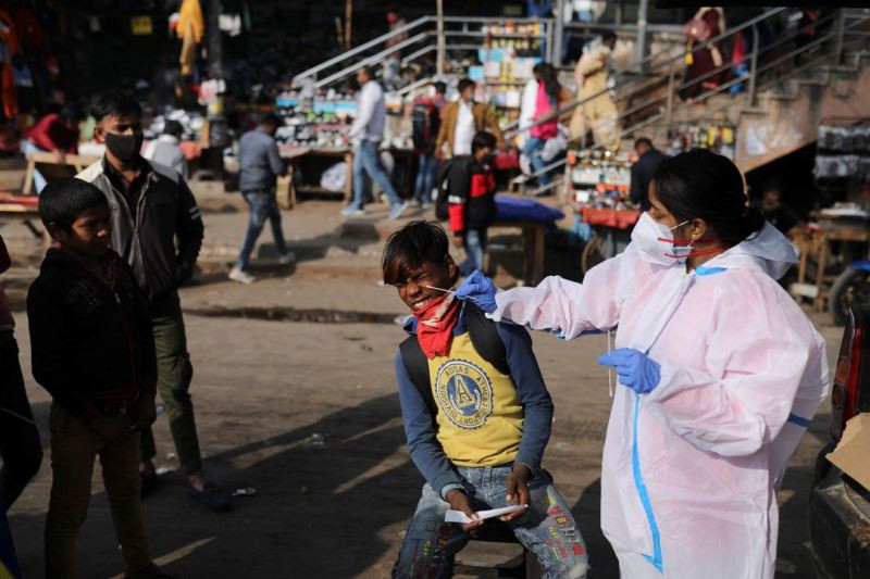 Lấy mẫu xét nghiệm Covid-19 ở New Delhi, Ấn Độ, ngày 30/11/2021. (Ảnh: Reuters) Australia phát hiện ca nhiễm biến thể Omicron trong cộng đồng -0