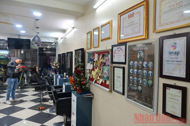 Những thành tích và bằng khen mà Thái Thành dành được trong 10 năm qua. (Ảnh: Thủy Nguyên) Sáng kiến vì cộng đồng -0