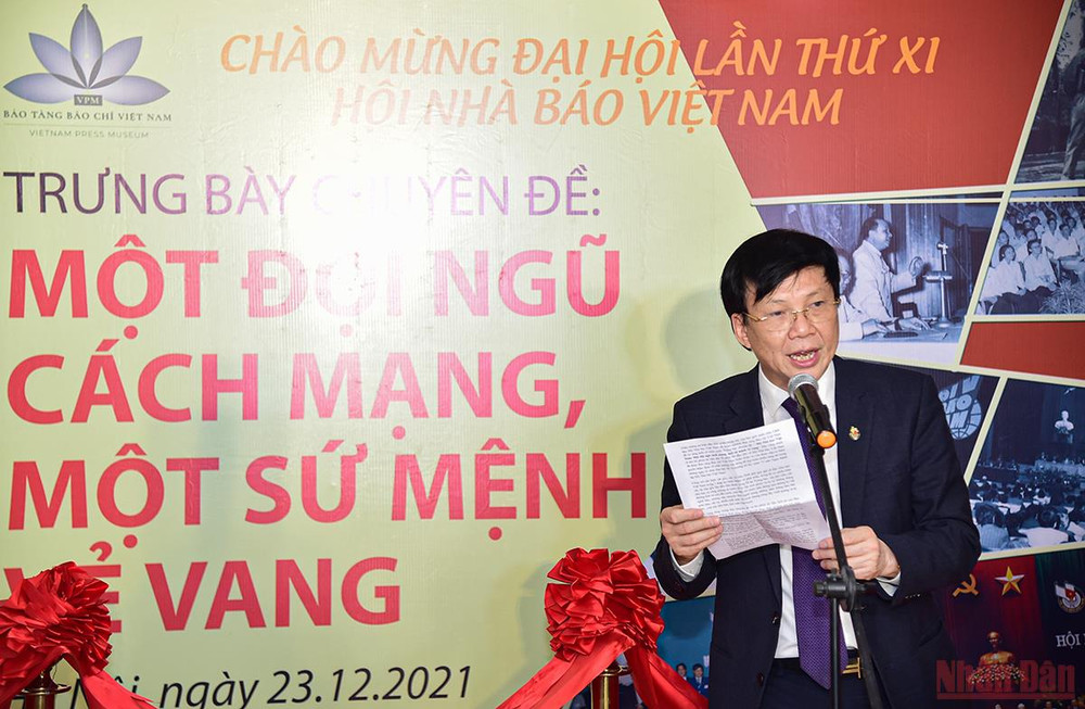 Ông Hồ Quang Lợi, Phó Chủ tịch Thường trực Hội Nhà báo Việt Nam phát biểu khai mạc. Trưng bày chuyên đề “Một đội ngũ cách mạng, một sứ mệnh vẻ vang” -0