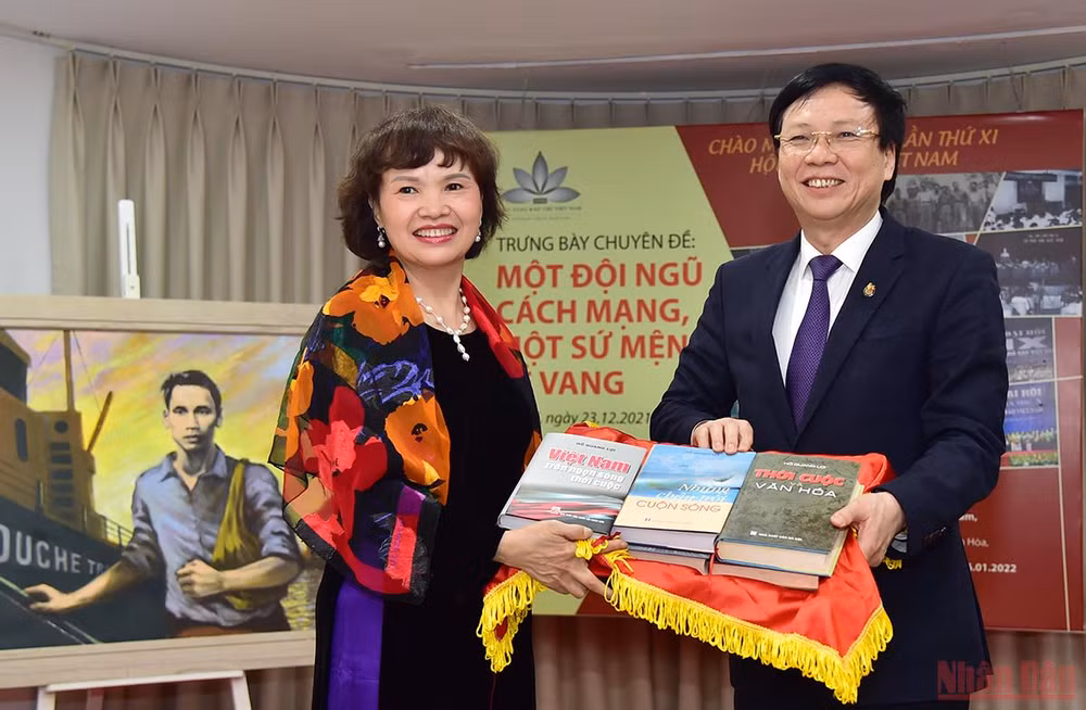 Trưng bày chuyên đề “Một đội ngũ cách mạng, một sứ mệnh vẻ vang” -2