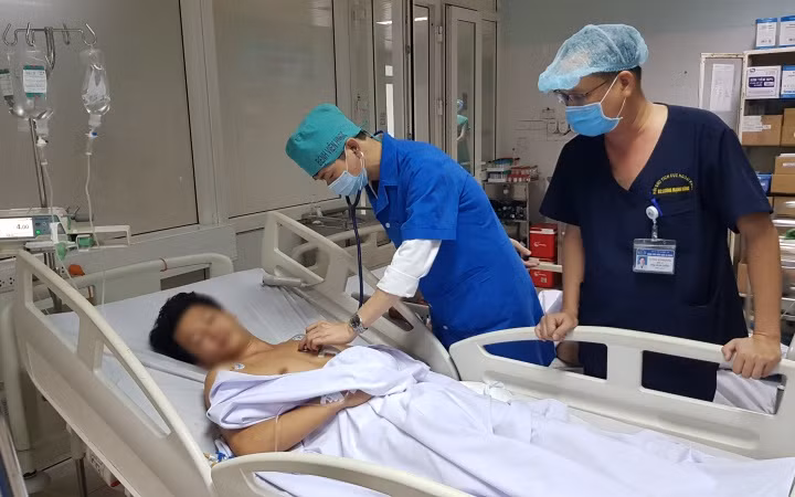 Sau mổ, bệnh nhân T. đã tỉnh táo, tự thở và giao tiếp bình thường.