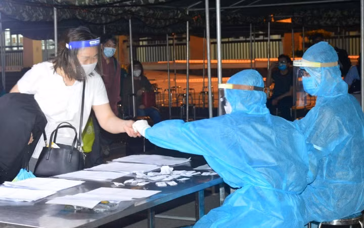 Tiếp nhận, cách ly công dân trở về từ Australia tại Trung đoàn Đồng Nai.