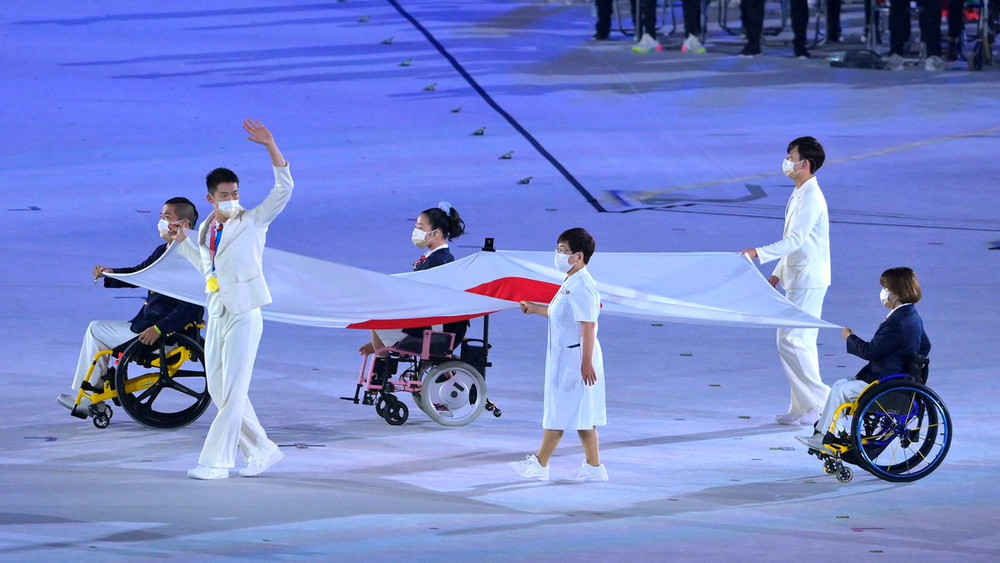 Quốc kỳ Nhật Bản được rước vào sân vận động Olympic. Rực rỡ sắc màu lễ bế mạc Paralympic Tokyo 2020 -0