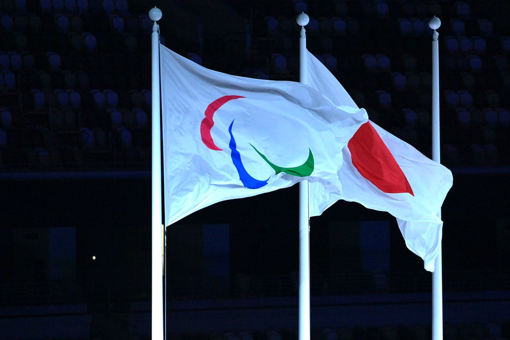 Lá cờ Paralympic và quốc kỳ Nhật Bản trong nghi lễ thượng cờ. Rực rỡ sắc màu lễ bế mạc Paralympic Tokyo 2020 -0