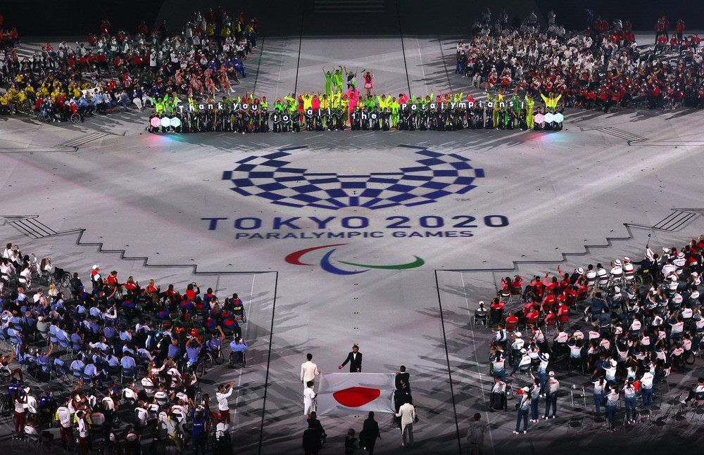 Các diễn viên xếp chữ “Cảm ơn các vận động viên Paralympic” trong lễ rước cờ và diễu hành của các đoàn vận động viên. Rực rỡ sắc màu lễ bế mạc Paralympic Tokyo 2020 -0