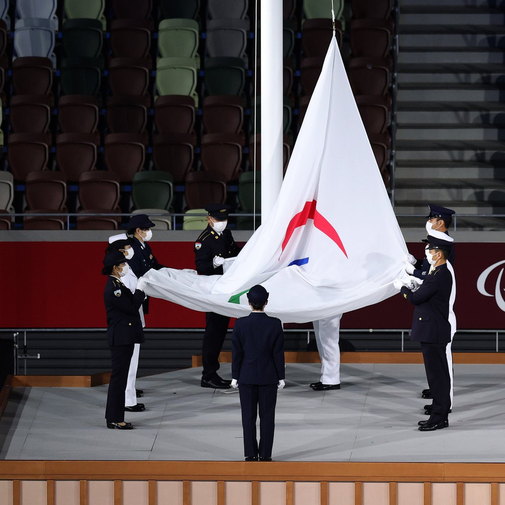 Sau 12 ngày tranh tài sôi nổi, lá cờ Paralympic đã được hạ xuống tại lễ bế mạc để bàn giao cho Paris - thành phố đăng cai kỳ Paralympic tiếp theo vào năm 2024. Rực rỡ sắc màu lễ bế mạc Paralympic Tokyo 2020 -0