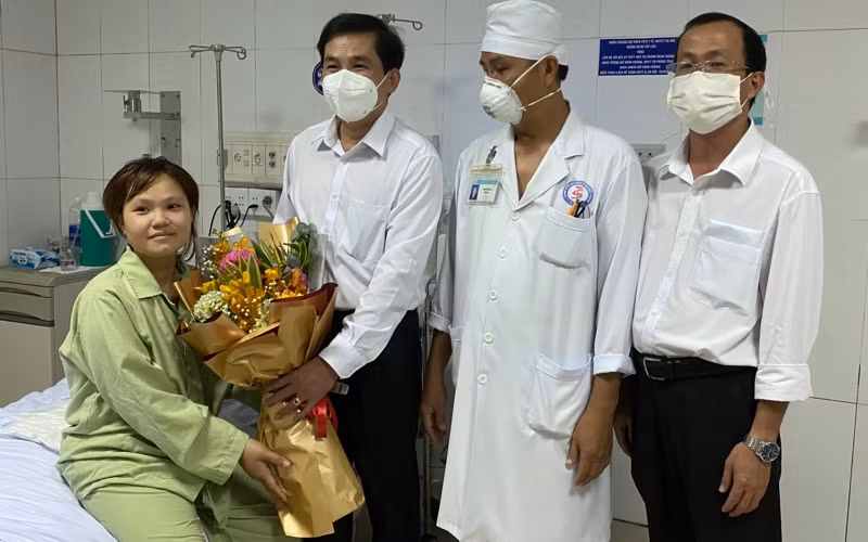 Các bác sĩ Bệnh viện đa khoa Sóc Trăng chúc mừng chi A. sau khi bình phục.