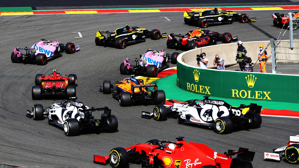 Tài năng trẻ Pierre Gasly của đội Alpha Tauri (xe trắng đen) với hàng loạt pha bứt phá ở nhóm giữa đã giành giải tay đua hay nhất chặng. Vẫn là Hamilton -0