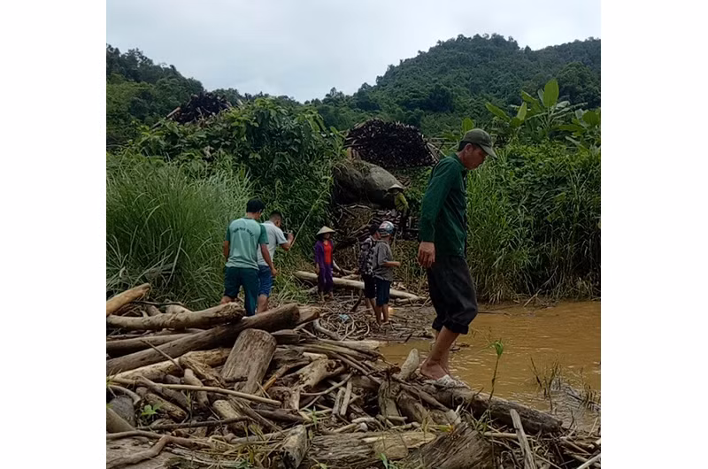 Lực lượng cứu hộ địa phương đang tiếp tục tìm kiếm thi thể nạn nhân còn lại.