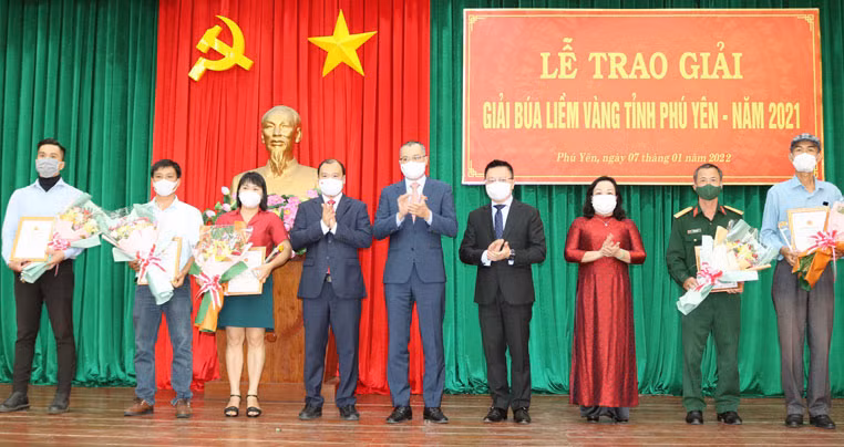 Các đại biểu trao giải A cho các tác giả, nhóm tác giả có thành tích xuất sắc.