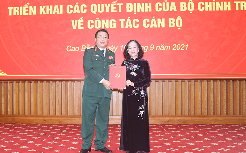 Đồng chí Trương Thị Mai, Ủy viên Bộ Chính trị, Bí thư Trung ương Đảng, Trưởng Ban Tổ chức Trung ương trao quyết điều động, phân công đồng chí Trần Hồng Minh giữ chức Bí thư Tỉnh ủy Cao Bằng.