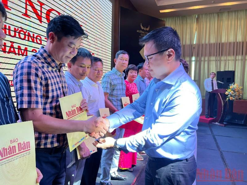 Đồng chí Lê Quốc Minh, Tổng Biên tập Báo Nhân Dân, trao quyết định thành lập Văn phòng đại diện Báo Nhân Dân và cử Trưởng Văn phòng đại diện tại các địa phương. (Ảnh: Thành Đạt) Trao Quyết định thành lập Văn phòng đại diện Báo Nhân Dân tại các tỉnh, thành phố -0