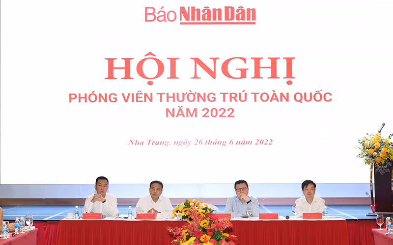 Đoàn Chủ tịch điều hành hội nghị.