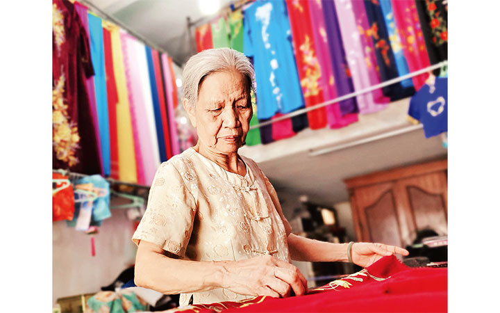Dù đã hơn 80 tuổi, bà Quyến vẫn gắn bó với nghề may áo dài truyền thống.