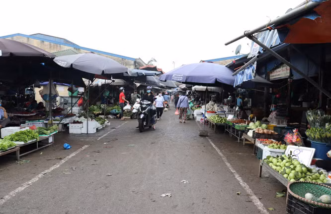 Bên trong chợ đầu mối phía nam.
