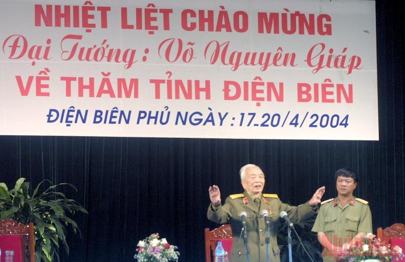 Trong các ngày 17 đến 20/4/2004, Đại tướng Võ Nguyên Giáp đã về thăm chiến trường Điện Biên xưa - nơi ông đã chỉ huy bộ đội và nhân dân làm nên chiến công lịch sử vang dội toàn cầu. Đại tướng về thăm lại chiến trường xưa -0