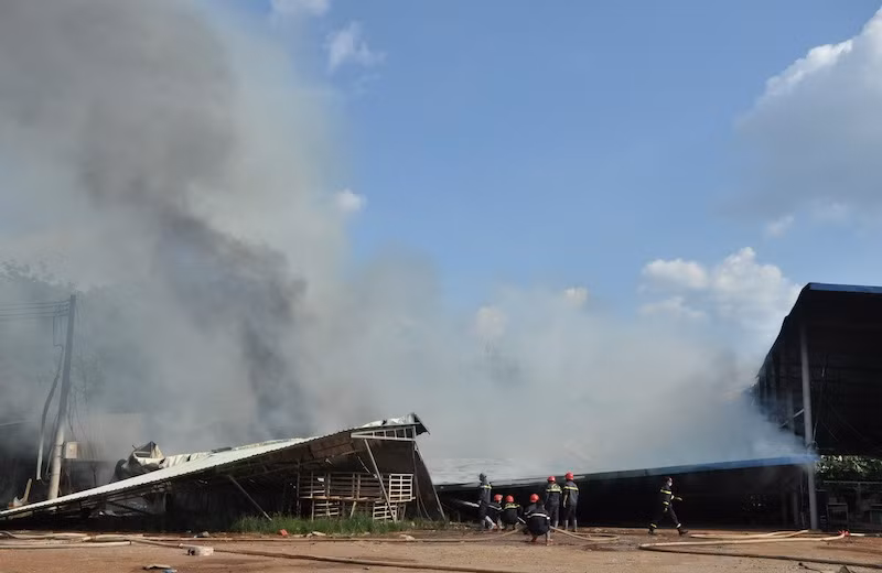 Lực lượng Phòng cháy, chữa cháy Công an Bình Phước khống chế ngọn lửa.