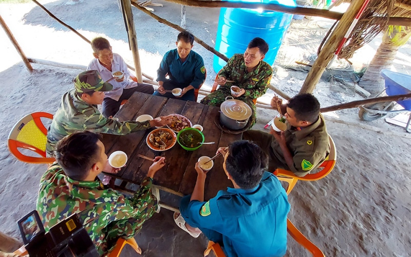 Bữa cơm đầm ấm tại chốt chống dịch số 6, Đồn Biên phòng Phú Mỹ. Sâu đậm nghĩa tình quân dân -0