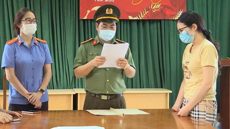 Lực lượng chức năng đọc lệnh bắt tạm giam đối tượng Nguyễn Thị Hồng Hạnh về tội "Tổ chức cho người khác ở lại Việt Nam trái phép".