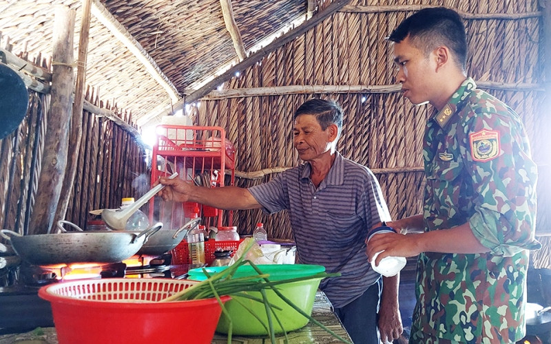 Dượng Ba Nhợi nấu cơm cùng anh em. Sâu đậm nghĩa tình quân dân -0