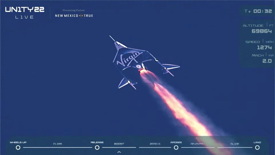 Hình ảnh cắt từ video cho thấy máy bay tên lửa Unity của Virgin Galactic bắt đầu bay lên rìa không gian. Ảnh: Reuters. Tỷ phú Richard Branson bay lên rìa vũ trụ trên máy bay