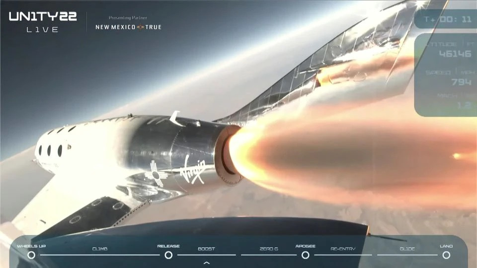 Máy bay tên lửa chở khách Unity của Virgin Galactic, chở tỷ phú Richard Branson và phi hành đoàn, khởi động động cơ trước khi bắt đầu bay lên rìa không gian. Ảnh: Reuters. Tỷ phú Richard Branson bay lên vũ trụ trên máy bay