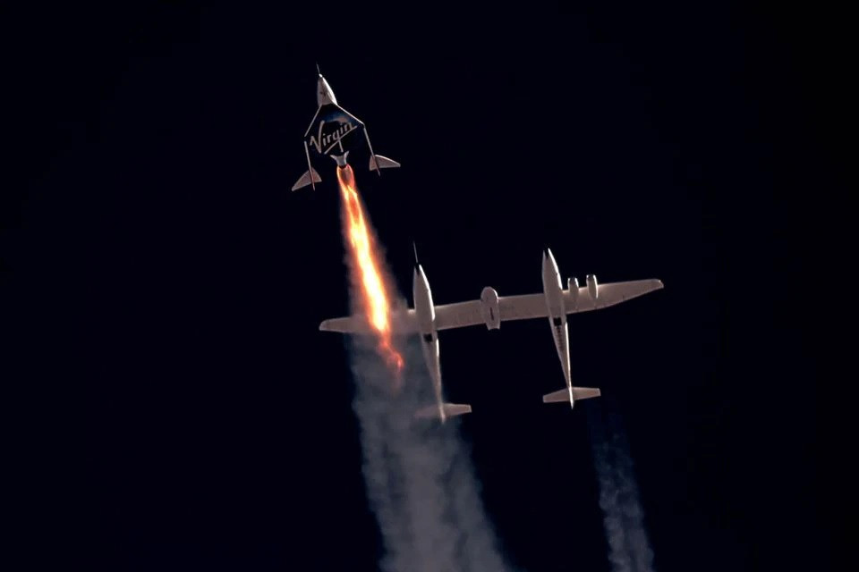 Máy bay tên lửa chở khách Unity của Virgin Galactic, chở Richard Branson và phi hành đoàn, bắt đầu bay lên rìa không gian ngày 11/7. Ảnh: Reuters. Tỷ phú Richard Branson bay lên vũ trụ trên máy bay