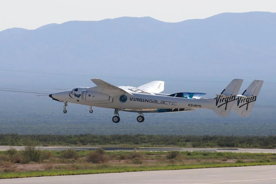 Máy bay tên lửa chở khách Unity của hãng hàng không vũ trụ Virgin Galactic. Ảnh: Reuters. Tỷ phú Richard Branson bay lên rìa vũ trụ trên máy bay