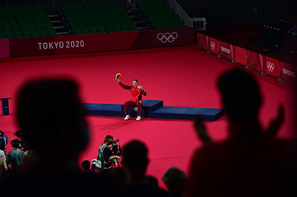 Viktor Axelsen của Đan Mạch giành huy chương vàng đơn nam cầu lông, trở thành tay vợt đầu tiên không đến từ châu Á giành huy chương vàng Olympic nội dung này trong hơn 20 năm. (Ảnh: Getty Images) Những khoảnh khắc đáng nhớ tại Olympic Tokyo 2020 -0