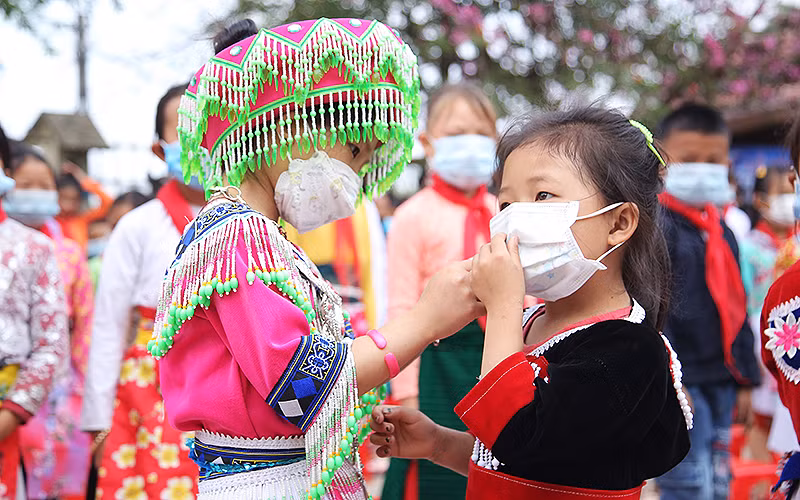 Học sinh các dân tộc thiểu số xúng xính trong những bộ váy áo truyền thống trong khuôn khổ chương trình “Bảo tồn và phát huy giá trị vùng biên”.